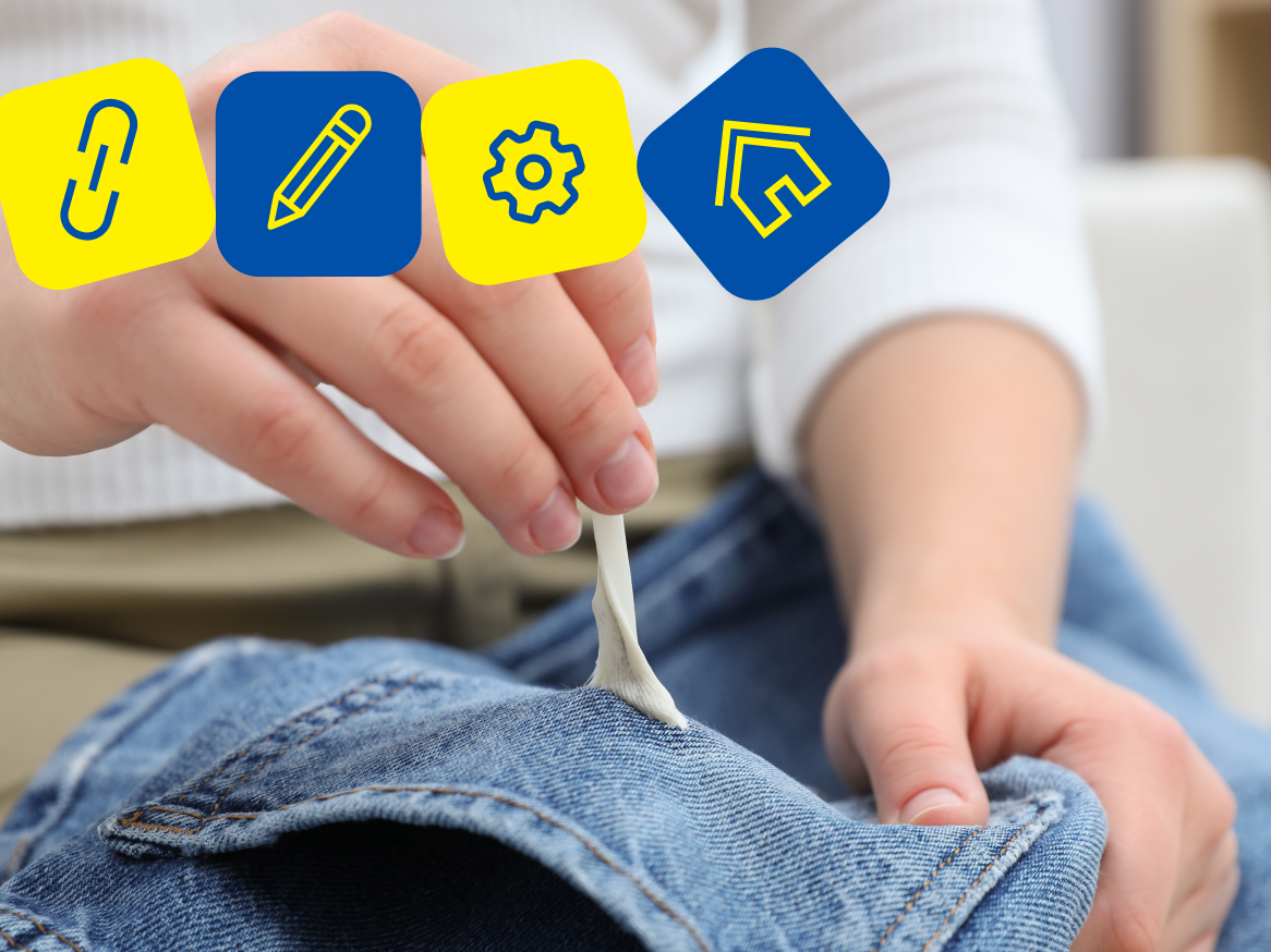 Uma pessoa remove chiclete de uma calça jeans.