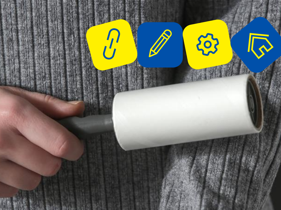 Uma pessoa segura um rolo de limpeza de roupas, com ícones de link, lápis, engrenagem e casa ao fundo.