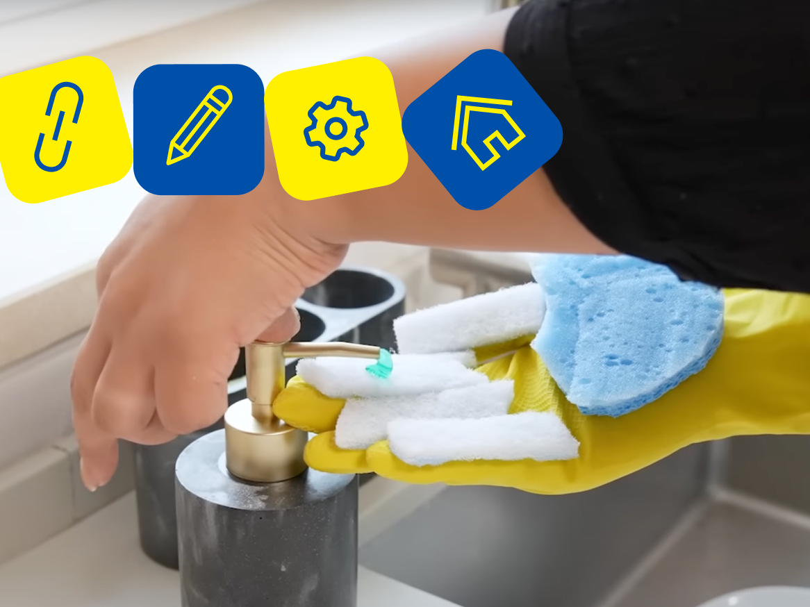 Mãos enluvadas limpam um dispensador de sabonete de pedra com uma esponja.