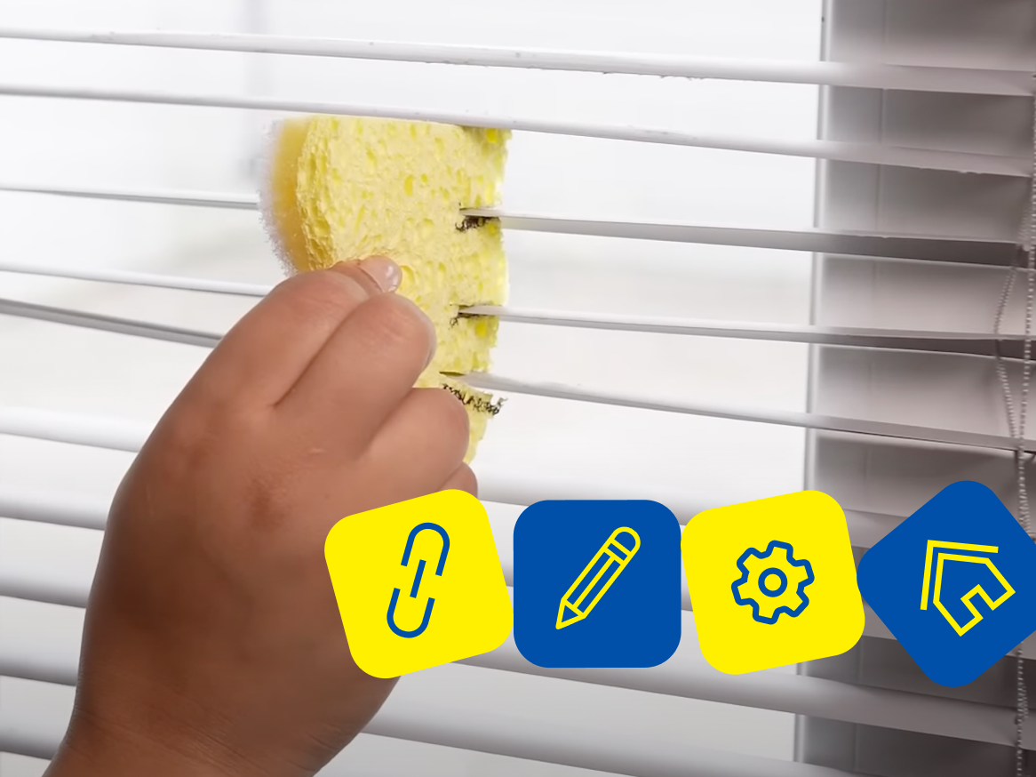 Mão limpando persianas com esponja.