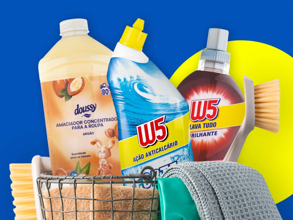 Produtos de limpeza W5 e amaciador Doussy em uma cesta com panos e escovas.