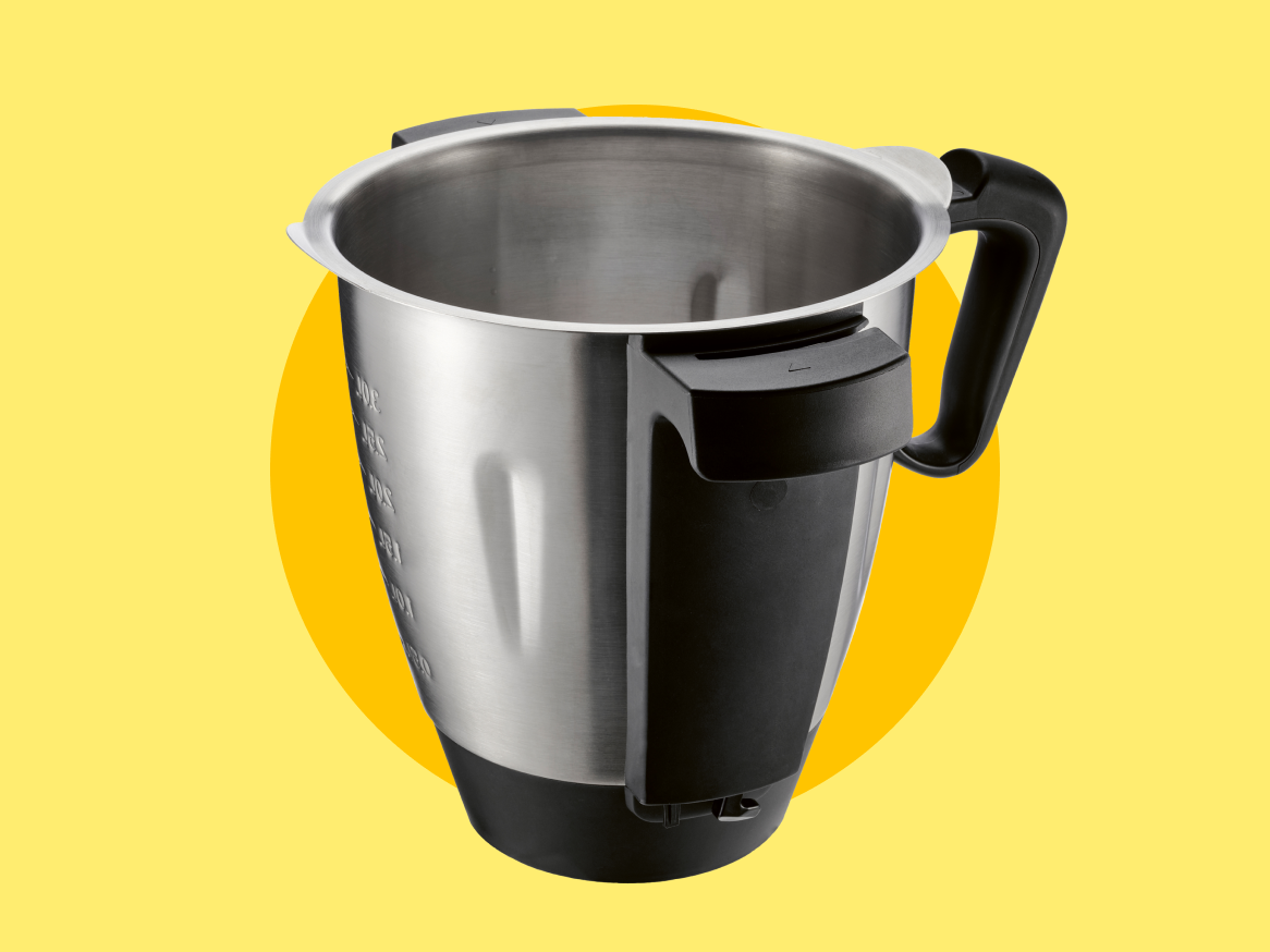 Um liquidificador de aço inoxidável com alça e marcas de medição.