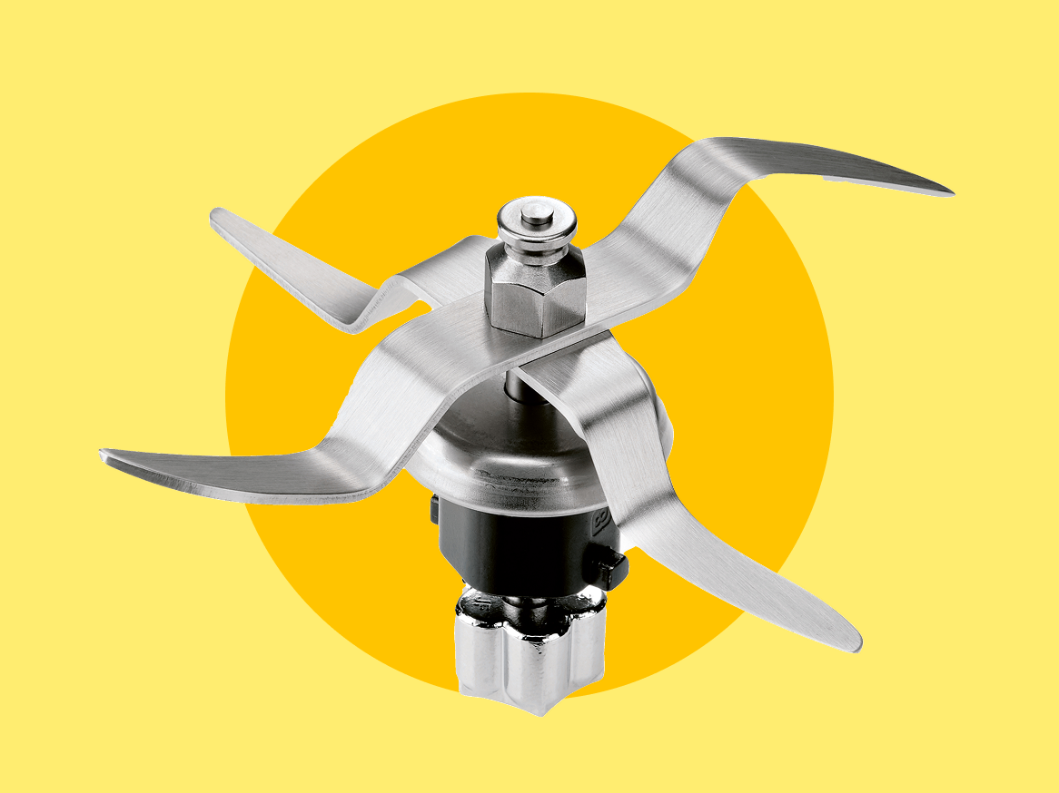 Lâminas de aço inoxidável para liquidificador, sobre fundo amarelo.