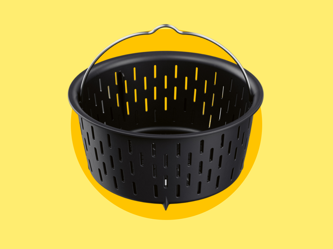 Cesta de vapor preta com alça de metal para panela elétrica.