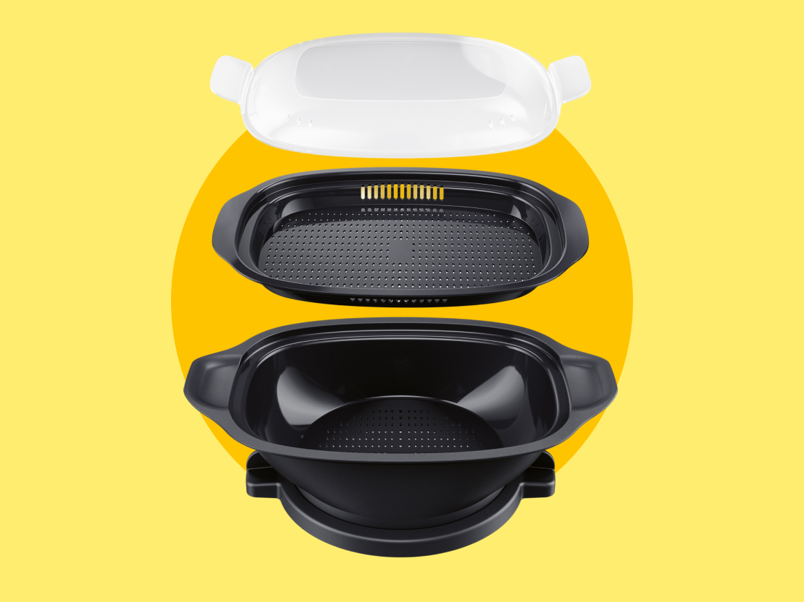 Conjunto de recipientes de cozinha empilháveis, com tampa branca e peças pretas.