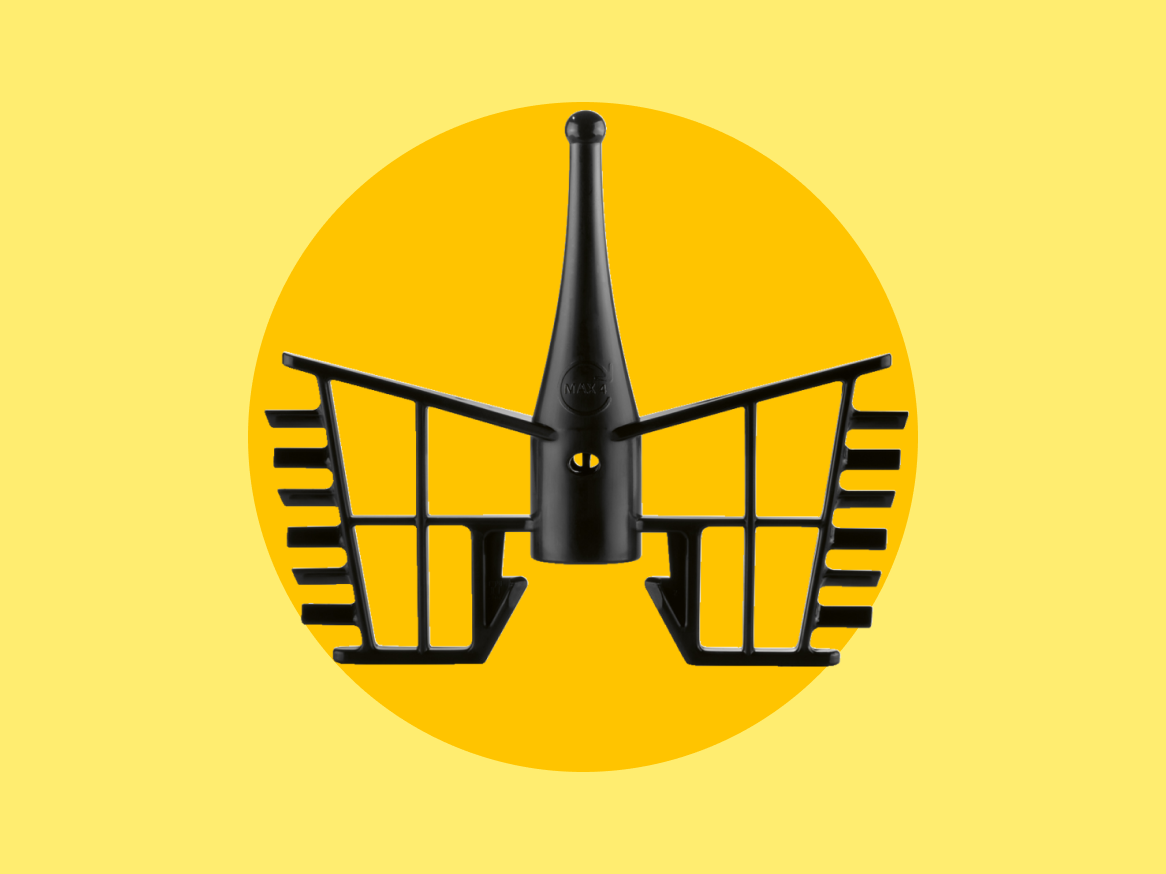 Batedor de massa preto da marca Kenwood, em destaque sobre fundo amarelo.