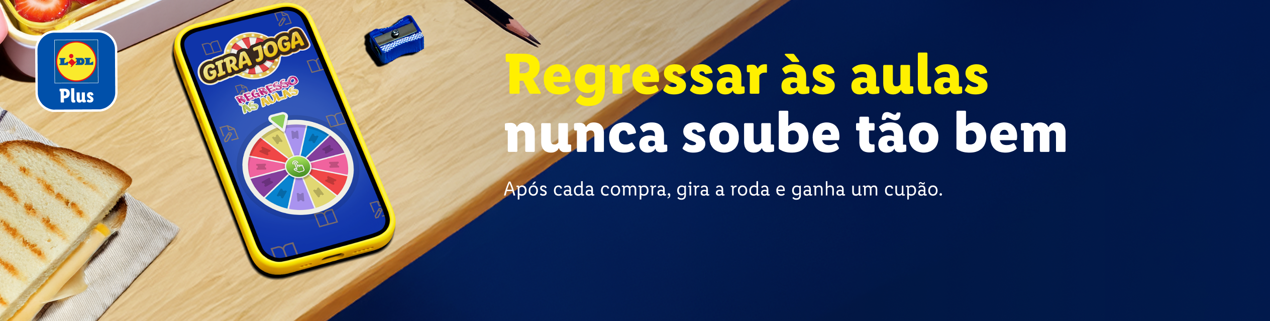 Um telemóvel com um jogo de roda da sorte da Lidl Plus, um lápis e um afia, com a frase 'Regressar às aulas nunca soube tão bem'.