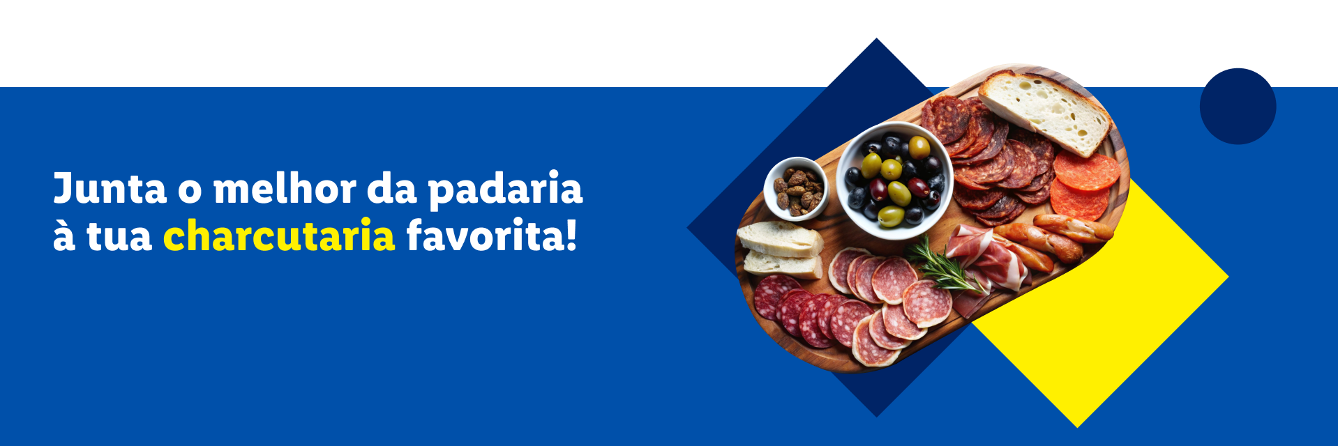 Uma tábua de charcutaria com pão, azeitonas, carnes curadas e salsichas.