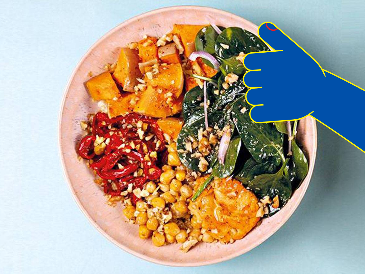 Salada de espinafre, grão-de-bico e batata-doce assada.