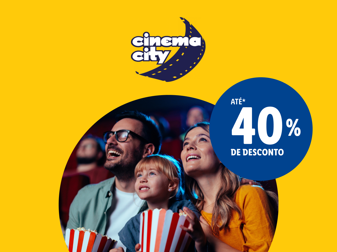 Cinema City oferece até 40% de desconto em ingressos. Família assistindo filme.