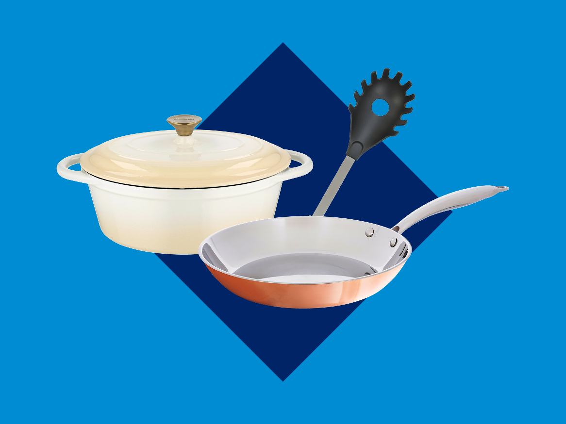 Panelas e utensílios de cozinha: uma panela de cerâmica bege, uma frigideira de cobre e uma concha.