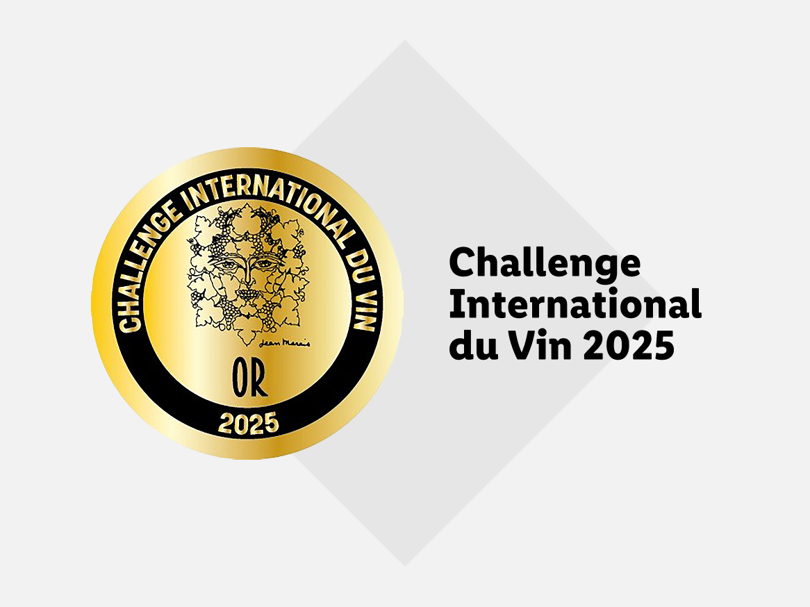 Medalha de ouro do Challenge International du Vin 2025 com um rosto de videira e texto.