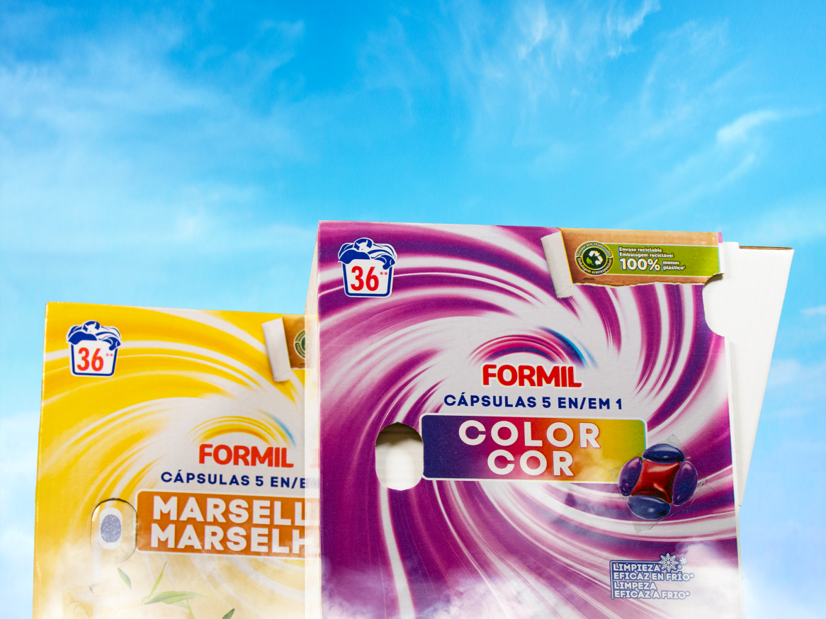 Caixas de cápsulas de detergente Formil para roupas coloridas e brancas, com destaque para a marca e o número 36.