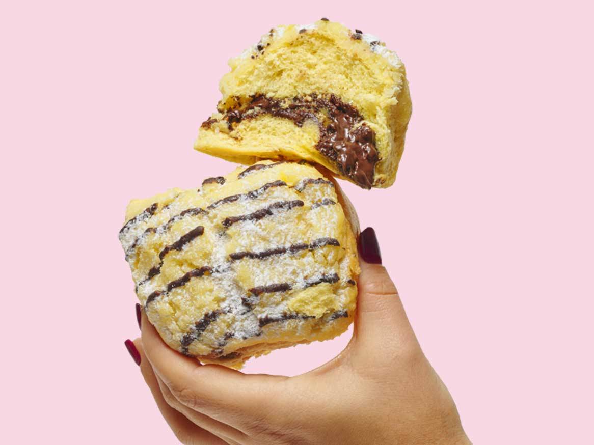 Pãezinhos recheados com chocolate e cobertura de chocolate.