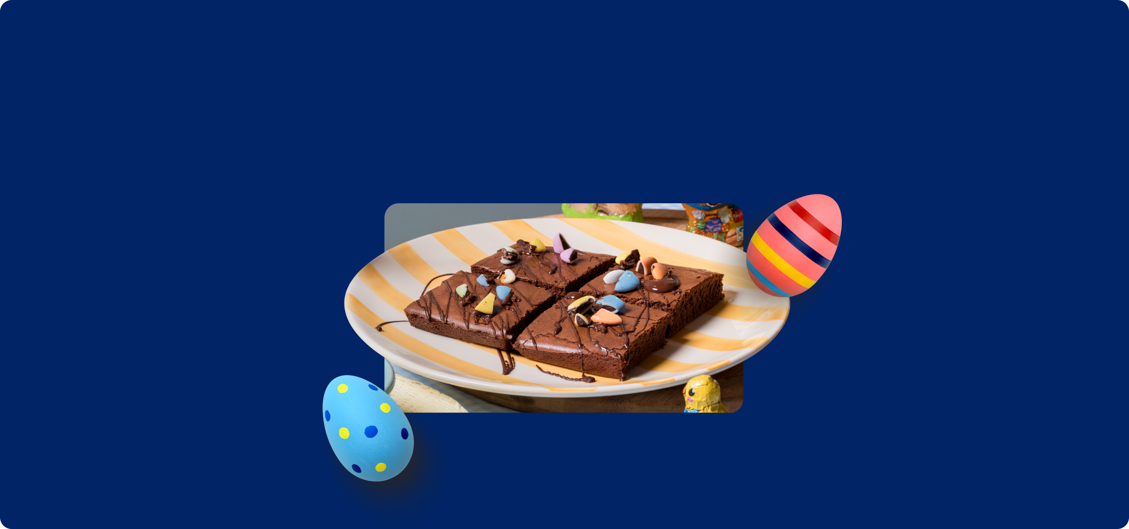 Brownies de chocolate com ovos de Páscoa coloridos num prato listrado.