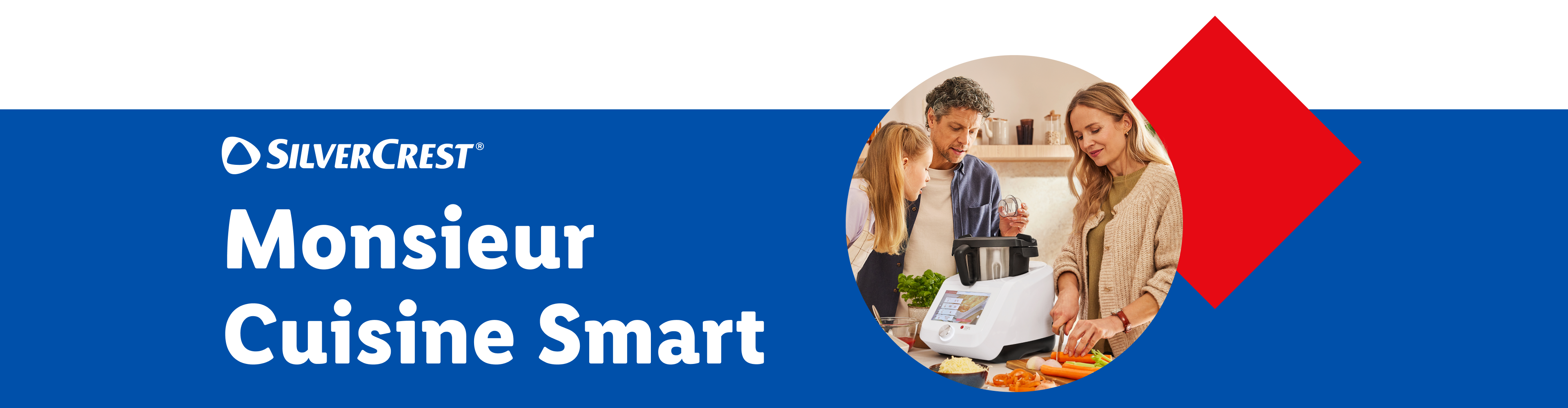 Família usando o processador de alimentos Monsieur Cuisine Smart da Silvercrest.