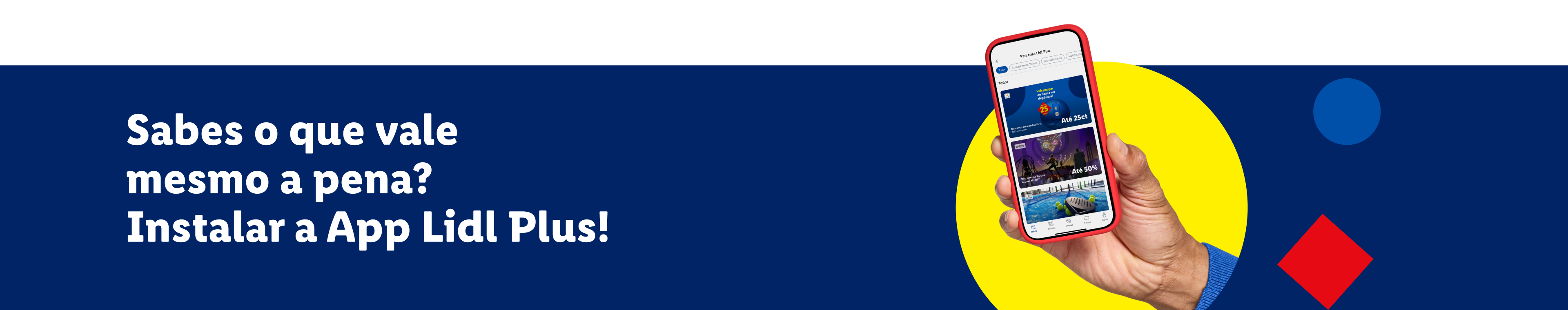 Mão a segurar um smartphone com a aplicação Lidl Plus aberta, mostrando ofertas de poupança.