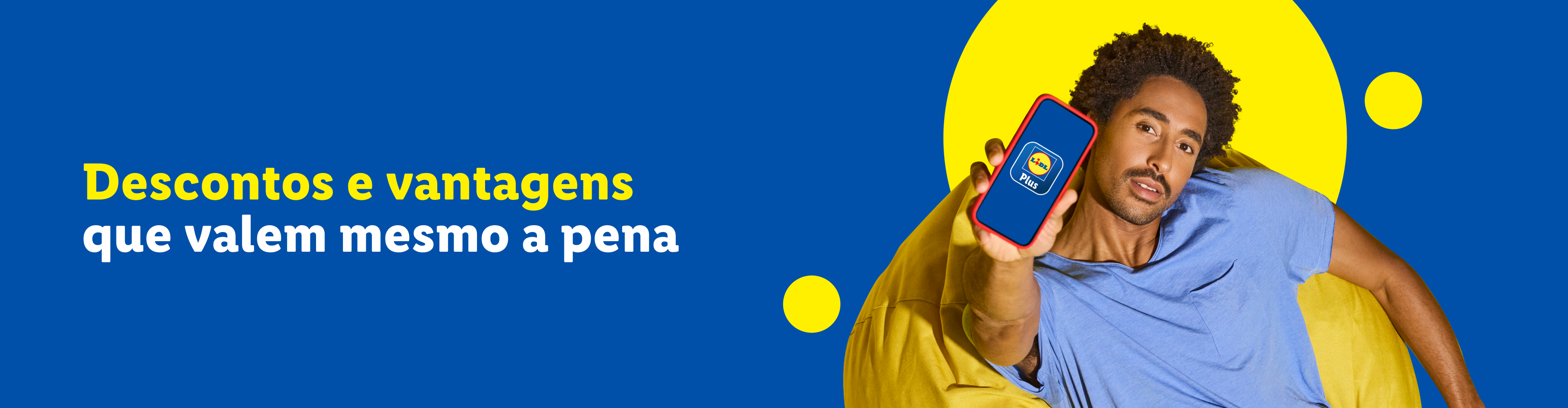 Um homem sorridente segura um smartphone com o logótipo Lidl Plus, com texto 'Descontos e vantagens que valem mesmo a pena'.