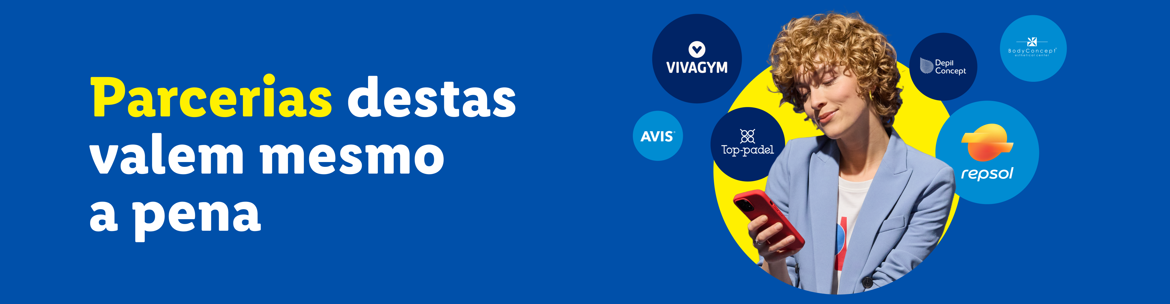 Mulher sorridente a usar um smartphone, rodeada por logótipos de parcerias, com o texto 'Parcerias destas valem mesmo a pena'.
