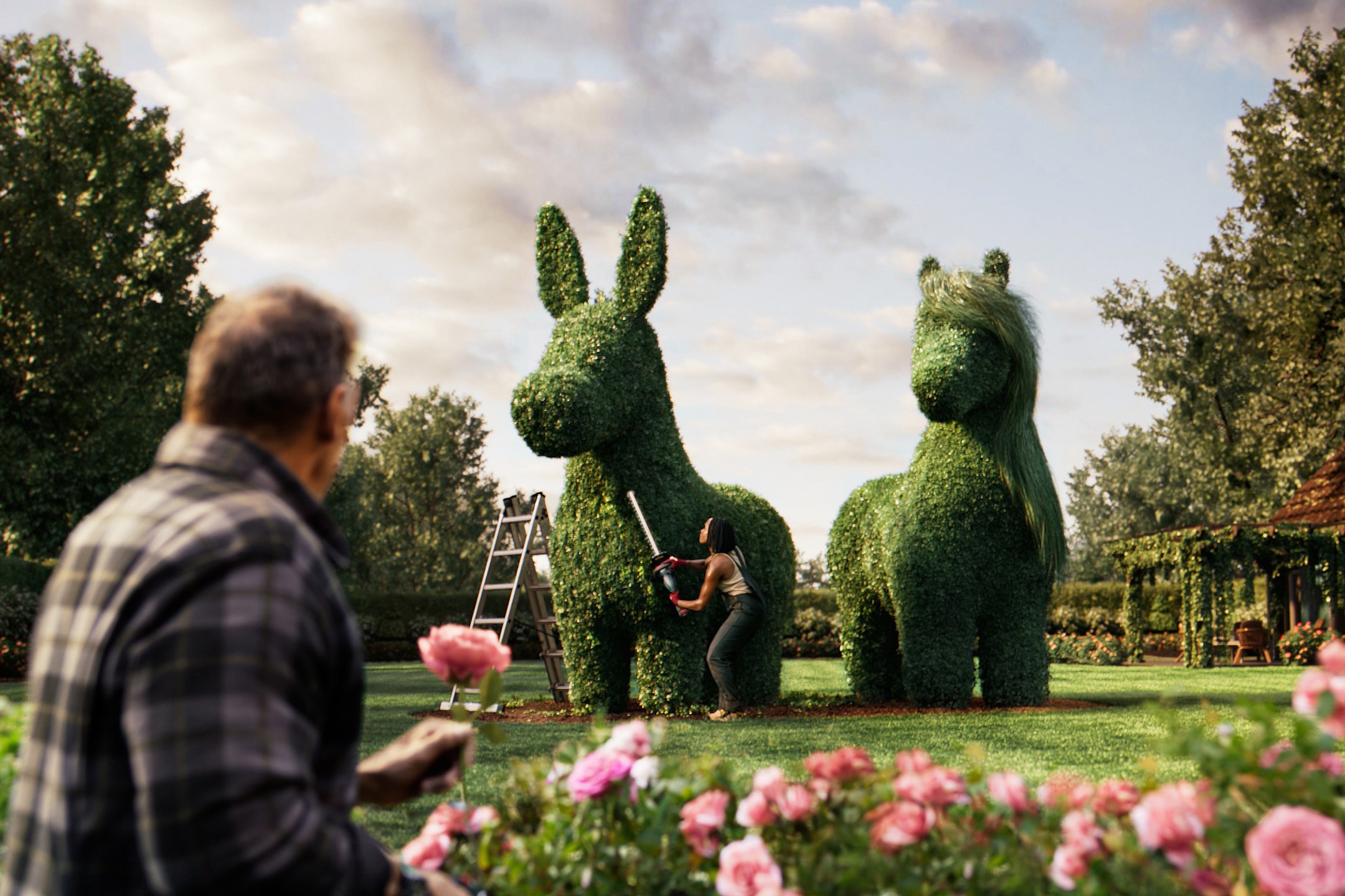 Homem e mulher podando topiarias em forma de animais em um jardim.
