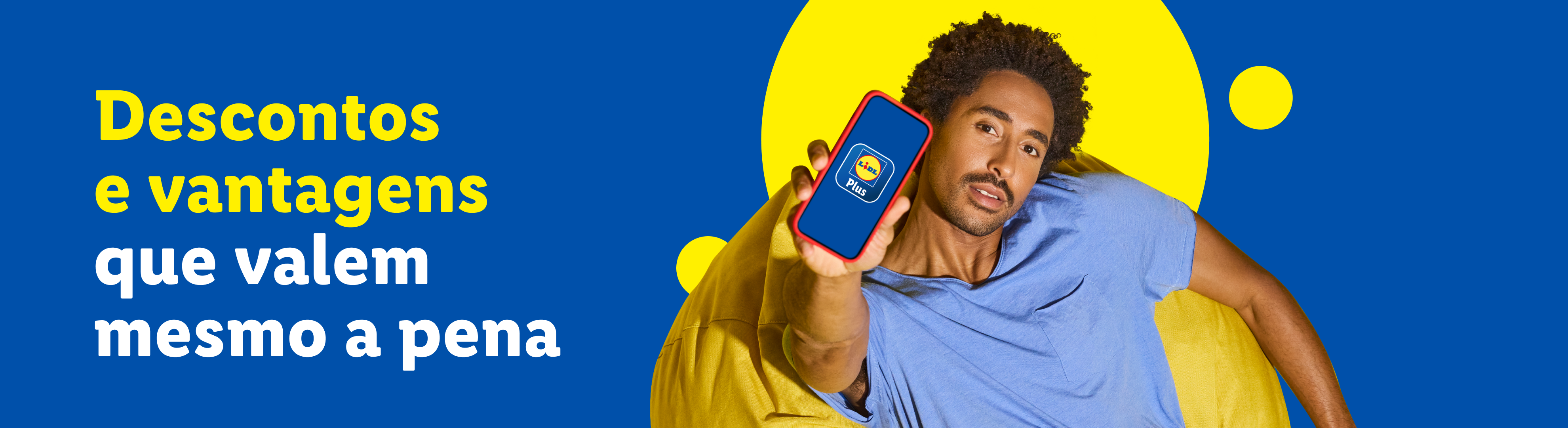Homem sorridente segura um smartphone com a aplicação Lidl Plus, com o texto 'Descontos e vantagens que valem mesmo a pena'.