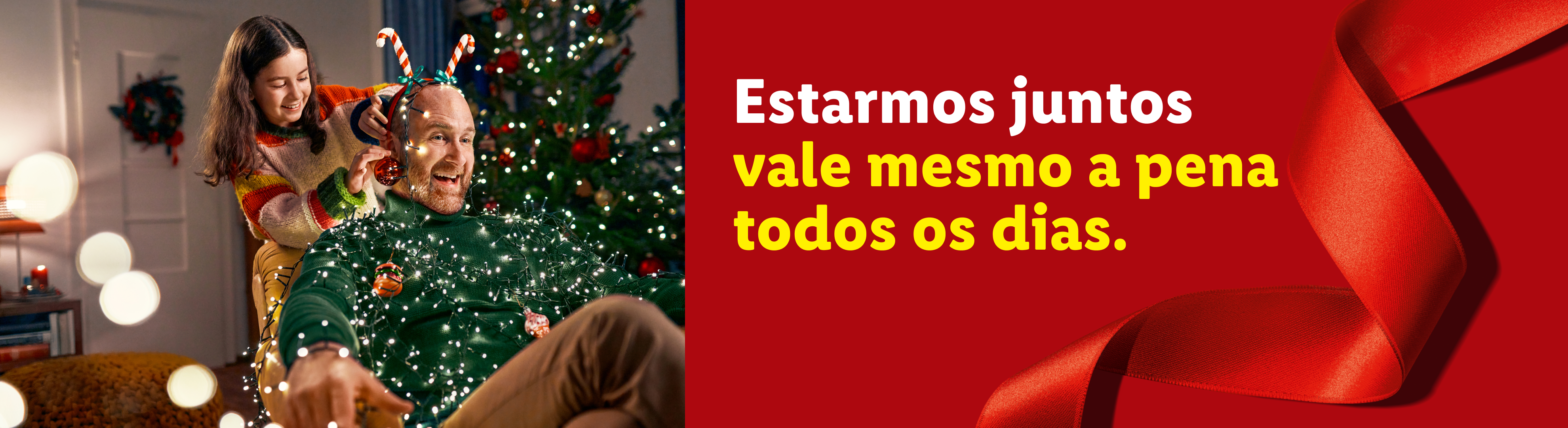 Pai e filha a decorar-se com luzes de Natal; texto: Estarmos juntos vale mesmo a pena todos os dias.