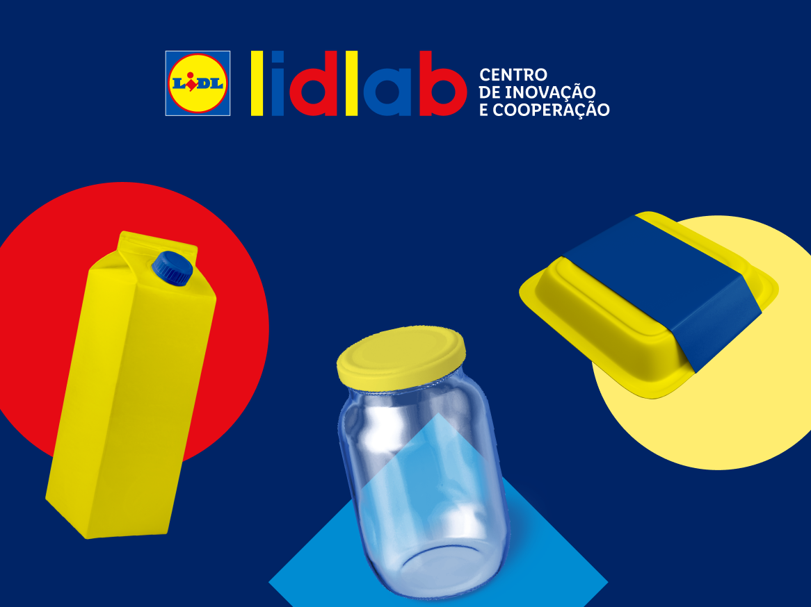 Logótipo Lidl Lab com embalagens de cartão, vidro e plástico em fundo azul.