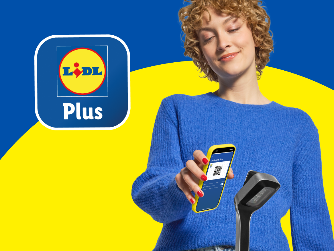 Mulher a usar a aplicação Lidl Plus para digitalizar um código QR num scanner.