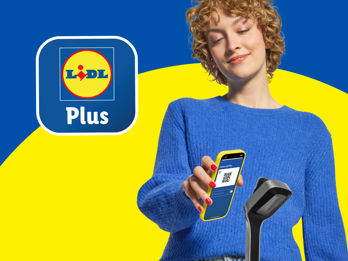 Uma mulher usa o aplicativo Lidl Plus no celular para escanear um código QR em um leitor.
