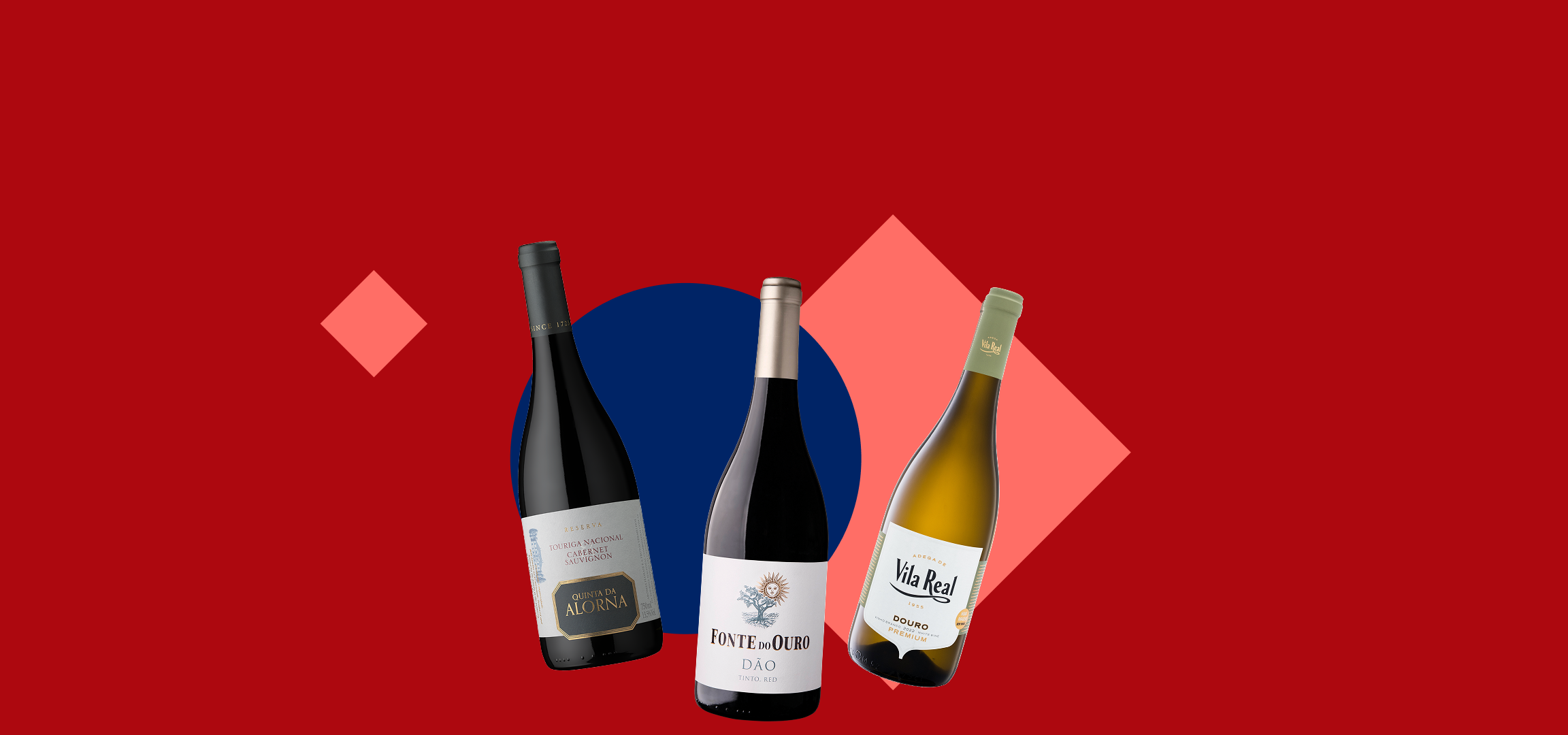 Três garrafas de vinho, uma escura, uma vermelha e uma branca, sobre um fundo vermelho com formas geométricas.