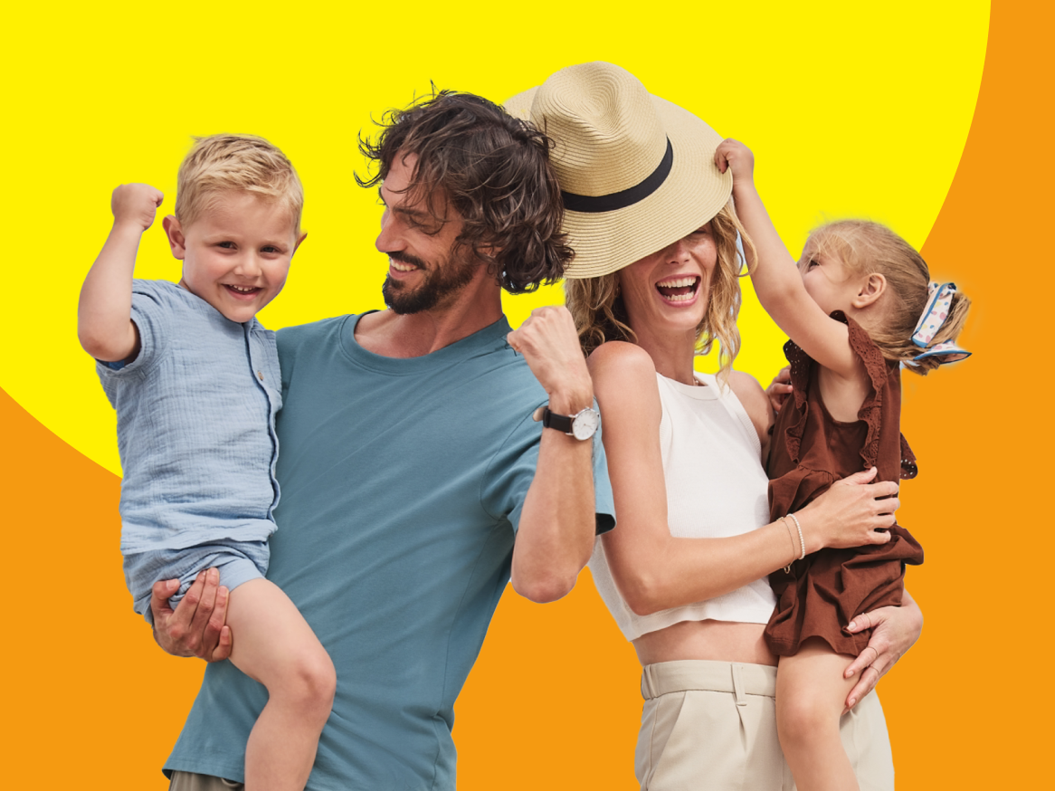 Família feliz com crianças em roupas de verão.