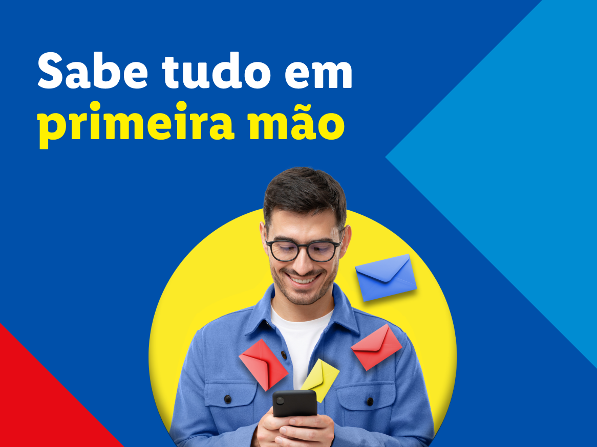 Homem sorridente a usar um smartphone com envelopes coloridos a flutuar à sua volta.
