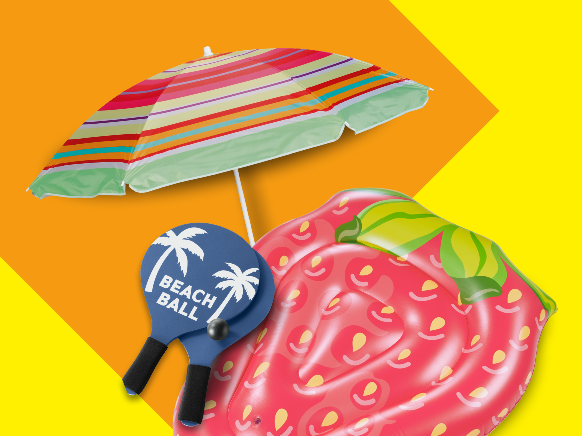 Guarda-sol, bóia de morango e raquete de beach ball.
