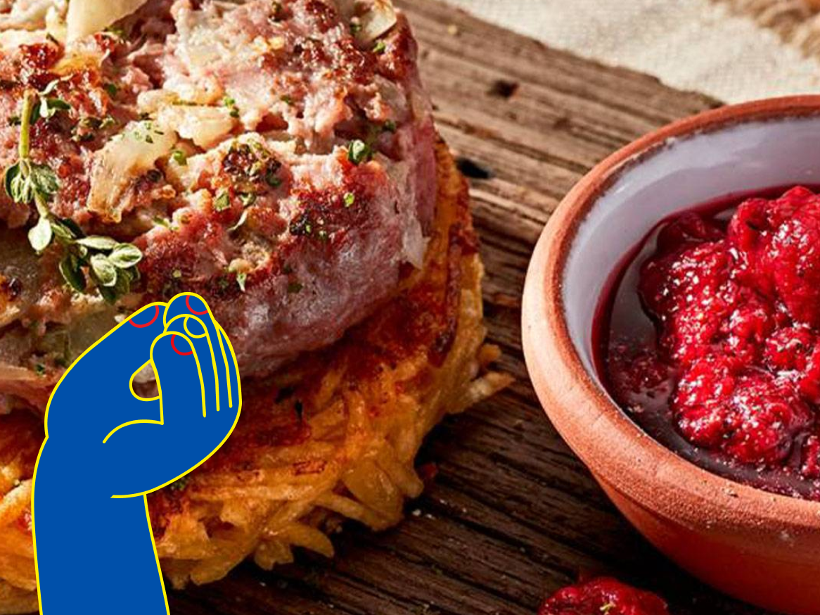 Bolinhos de carne em panquecas de batata com molho de cranberry.