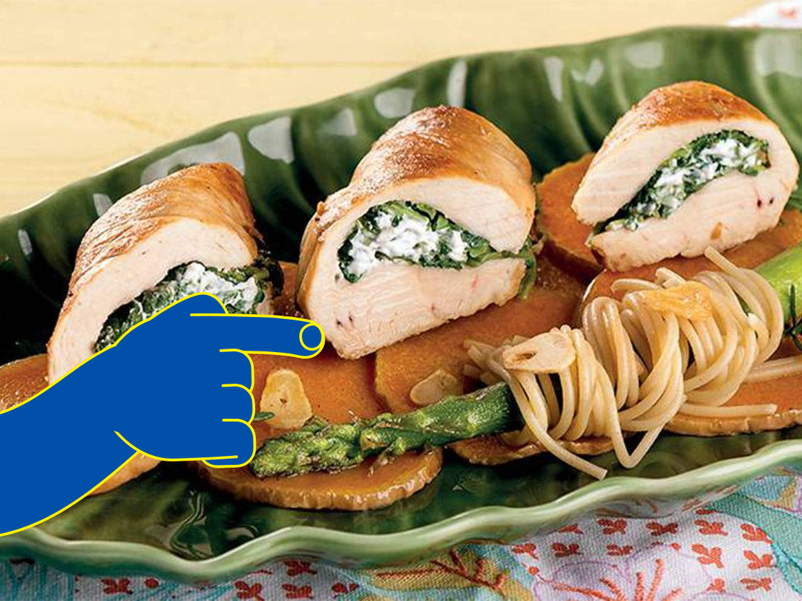 Rolinhos de frango recheados com espinafre e feta, servidos com espaguete e batata-doce.