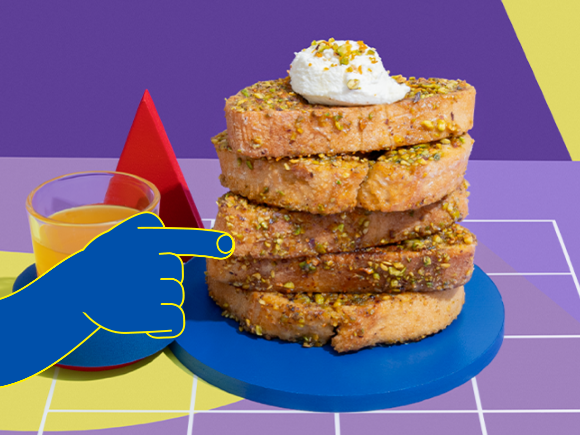 Torradas francesas cobertas com pistache e creme, servidas com suco de laranja.