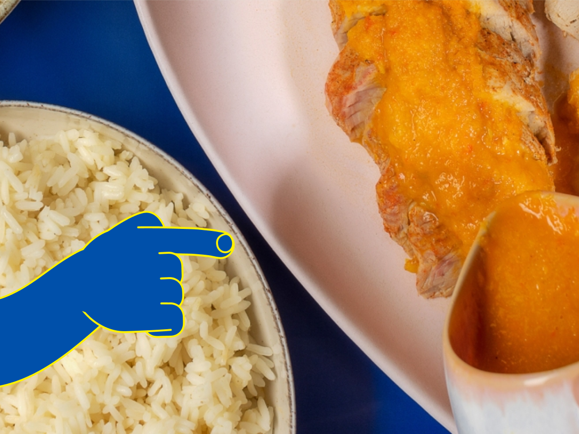 Arroz e carne com molho de abóbora.