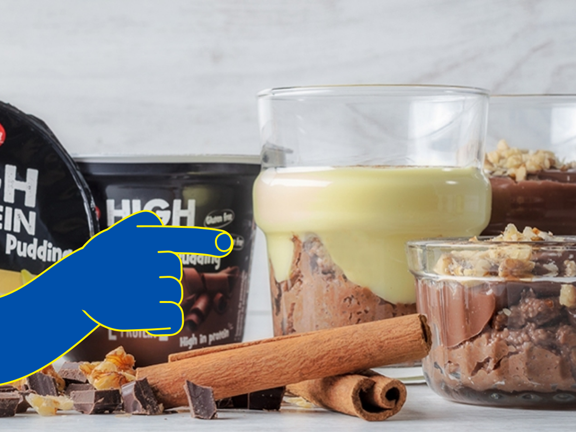 Pudim de proteína High Protein em copos com cobertura de creme e nozes.