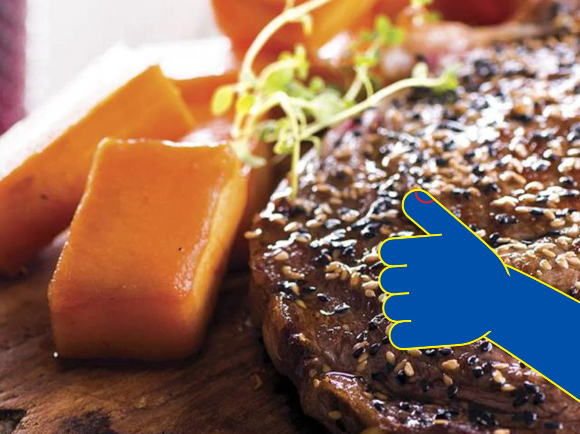 Bife com gergelim e batata-doce.