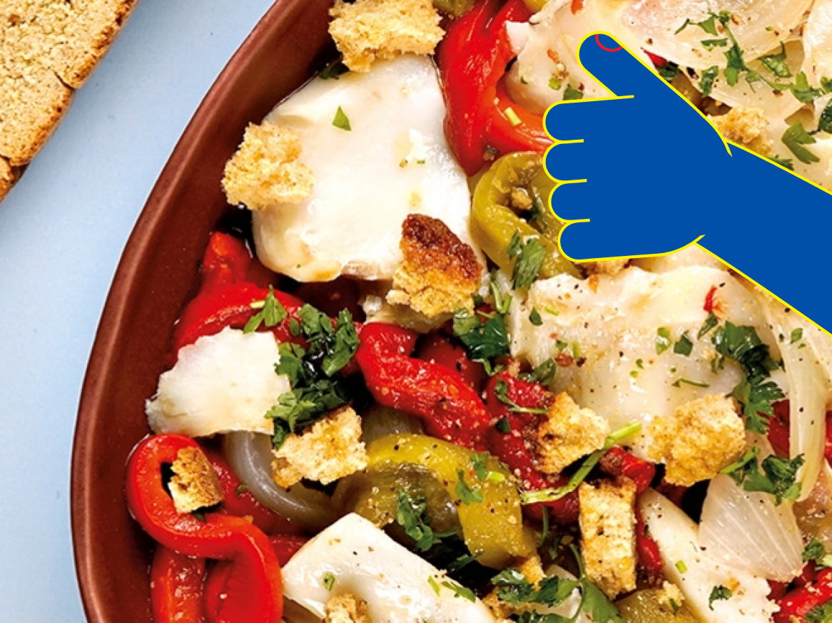 Salada de bacalhau com pimentos vermelhos e torradas.