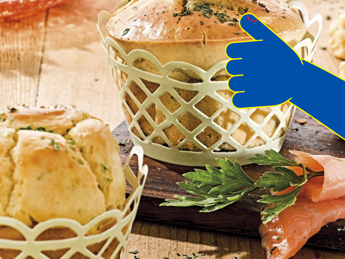 Bolos caseiros em formas decorativas, acompanhados de salmão defumado.