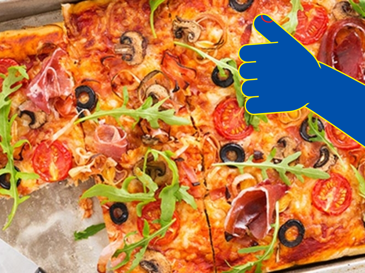 Pizza deliciosa com presunto, cogumelos e rúcula, numa assadeira.