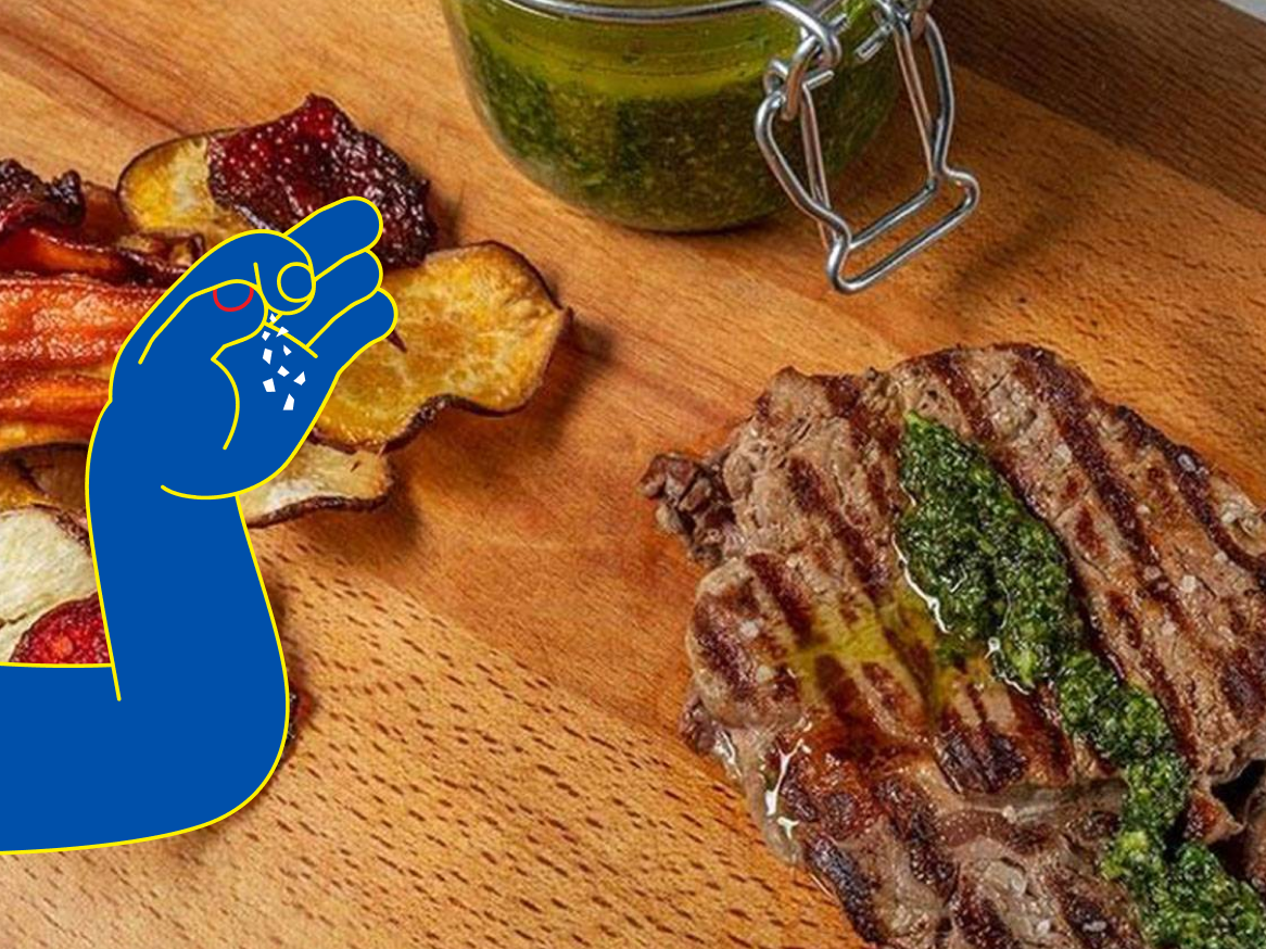 Bife grelhado, legumes assados e pesto.