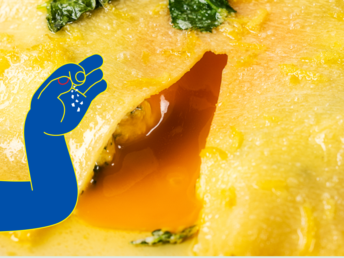 Ravioli de espinafre com gema de ovo e um toque de sal.