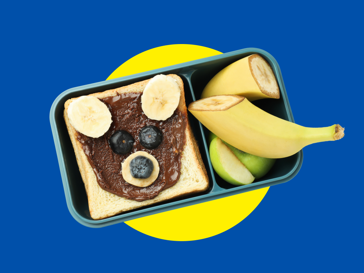 Lancheira com torrada de chocolate, banana e maçã em fundo azul e amarelo.