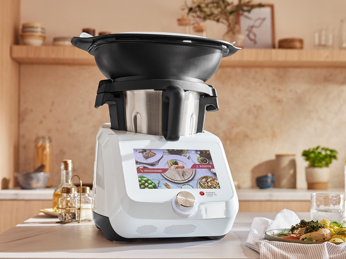 Processador de alimentos Monsieur Cuisine Smart na cozinha.