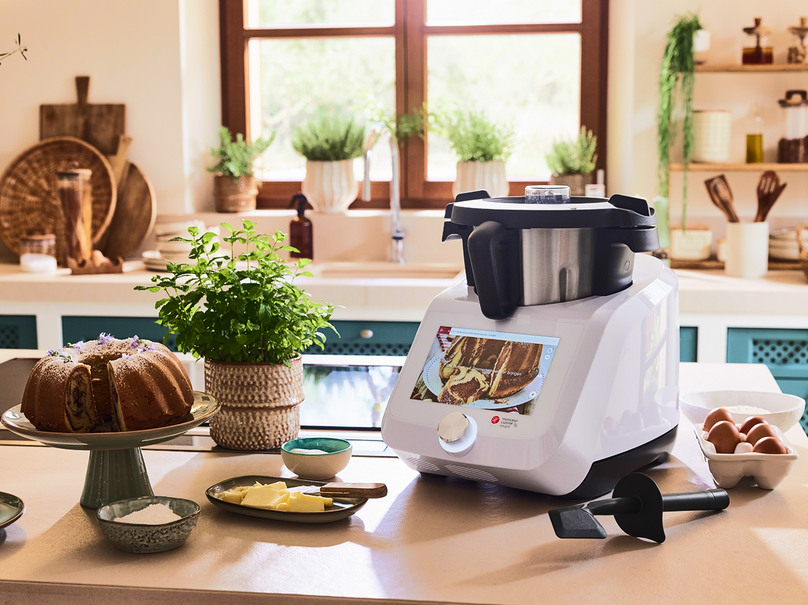 Uma cozinha aconchegante com um processador de alimentos Monsieur Cuisine Connect da Lidl e um bolo delicioso.