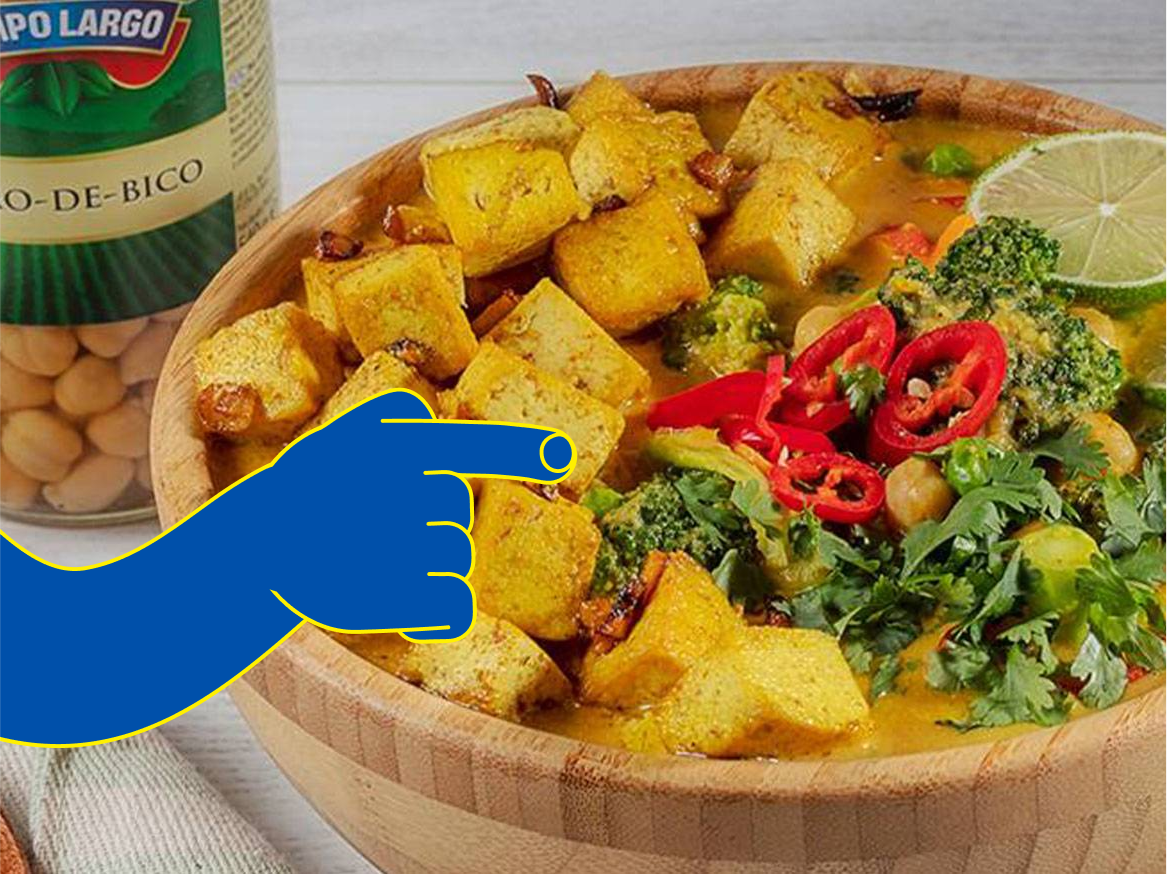 Curry de tofu e grão-de-bico com brócolos.