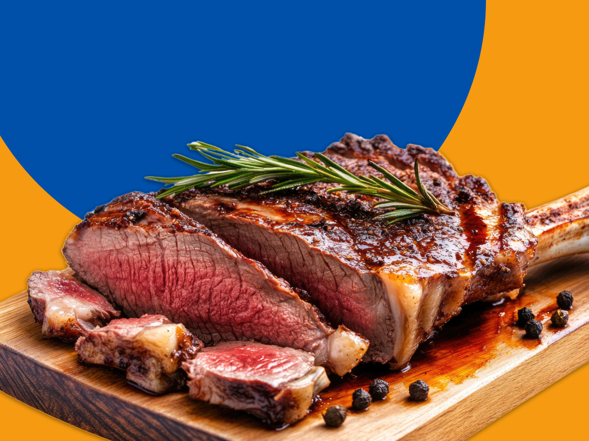 Bife ribeye grelhado em tábua de madeira.