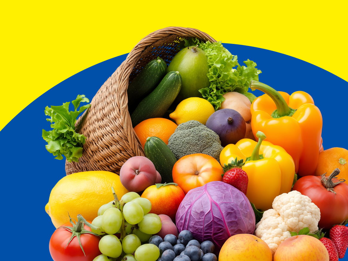 Frutas e legumes frescos em uma cesta: pimentões, brócolis, uvas.